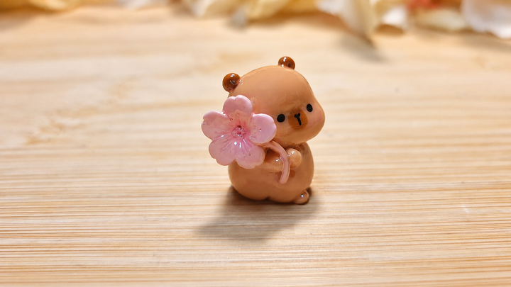 Capibara con flor