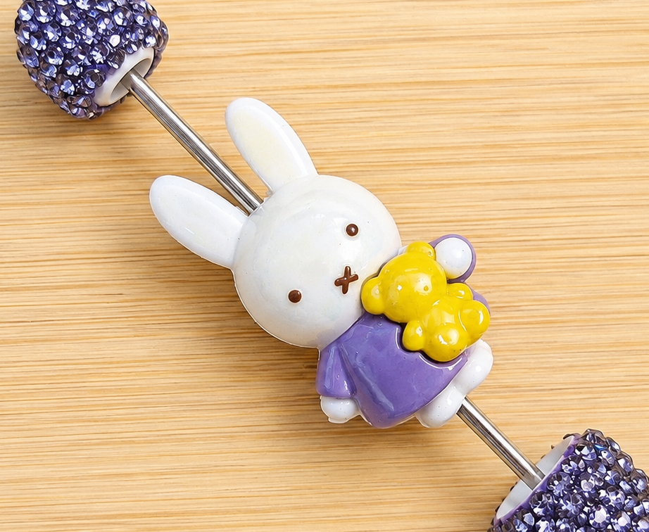 Miffy silicona 3d con camisa morada.