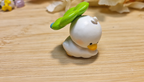 Patito sujetando una hoja