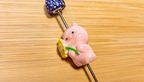 Cerdito sujetando una flor