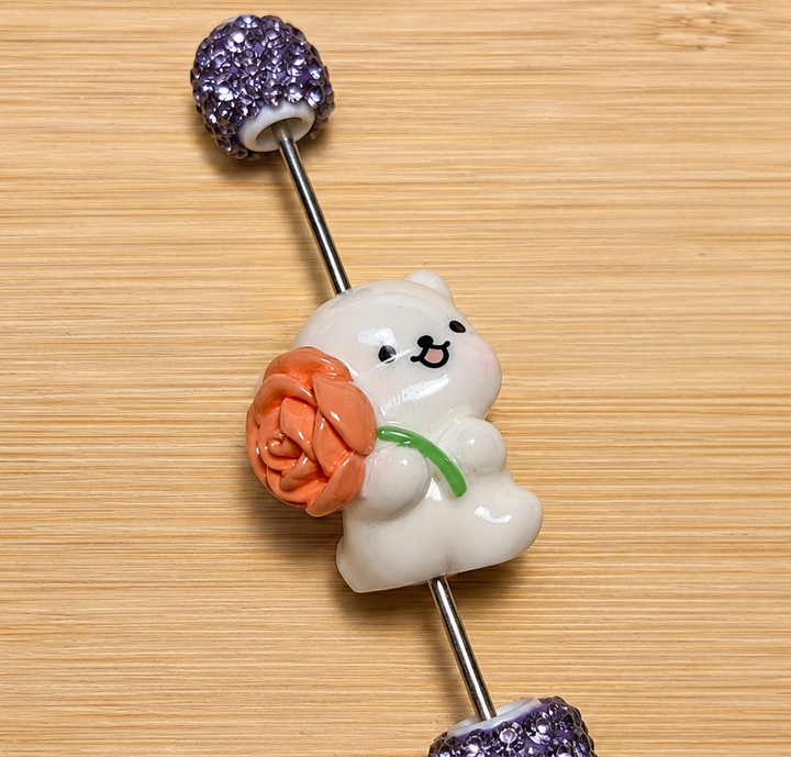 Perrito sujetando una rosa