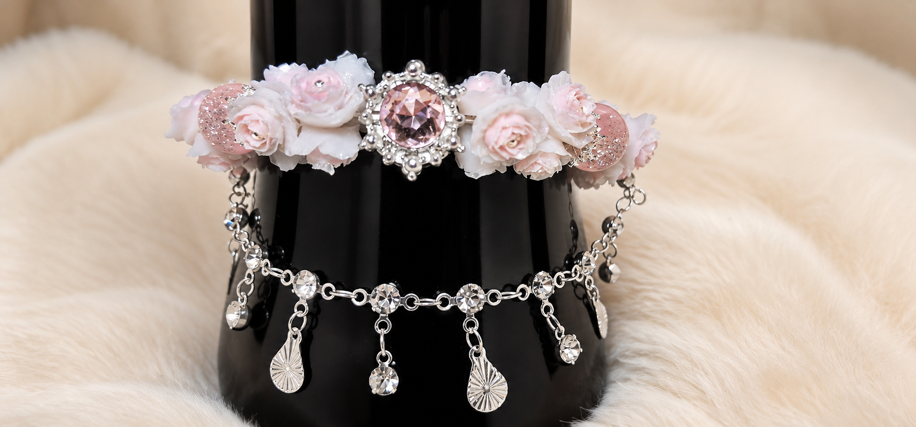 Pulsera de flores con circulo rosa
