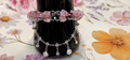 Pulsera de flores rosa con mariposa