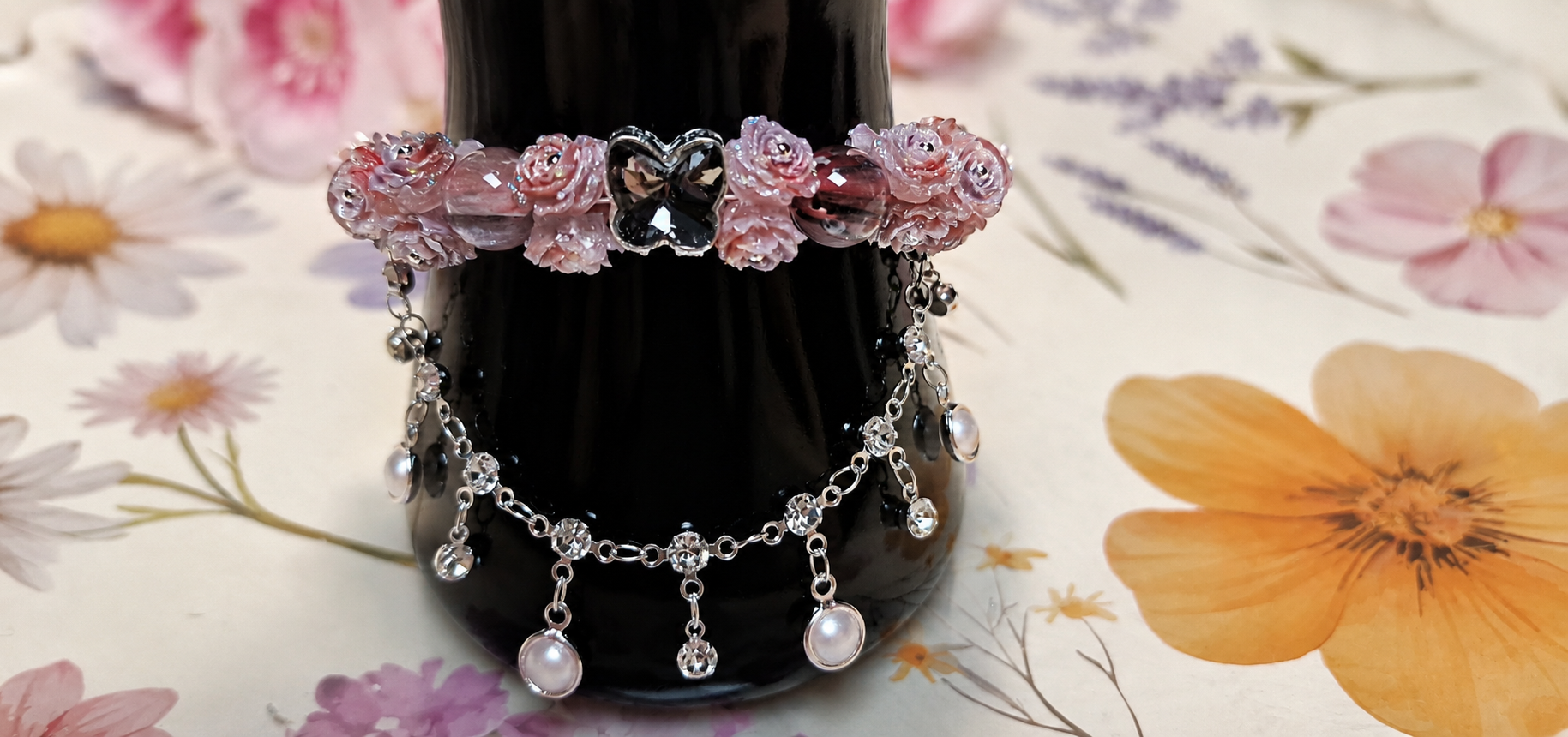 Pulsera de flores rosa con mariposa