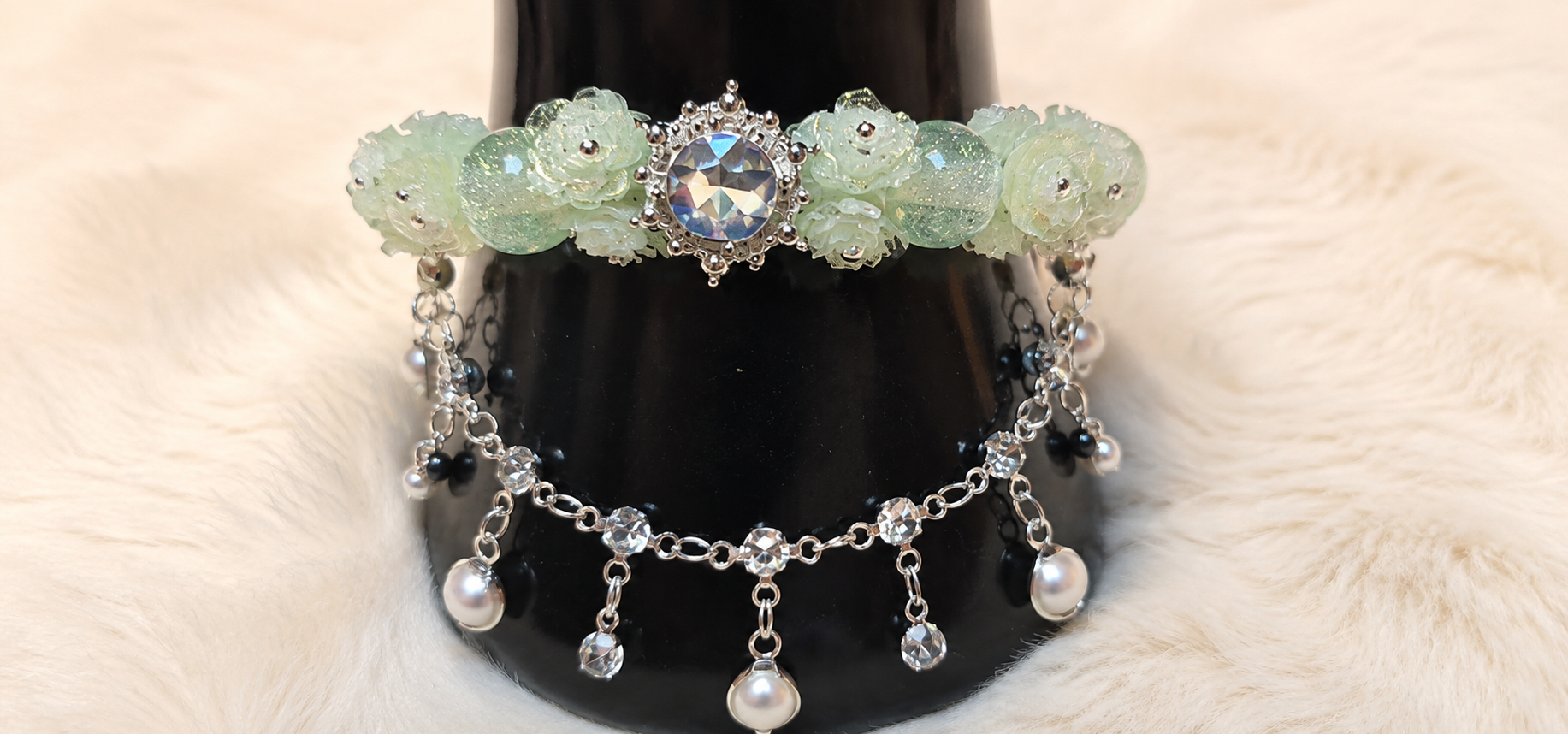 Pulsera de flores verde claro con circulo
