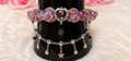 Pulsera de flores con corazón rosa