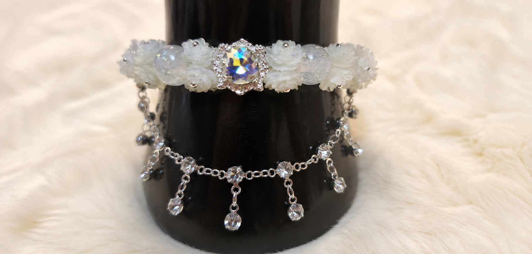 Pulsera de flores blanca con circulo