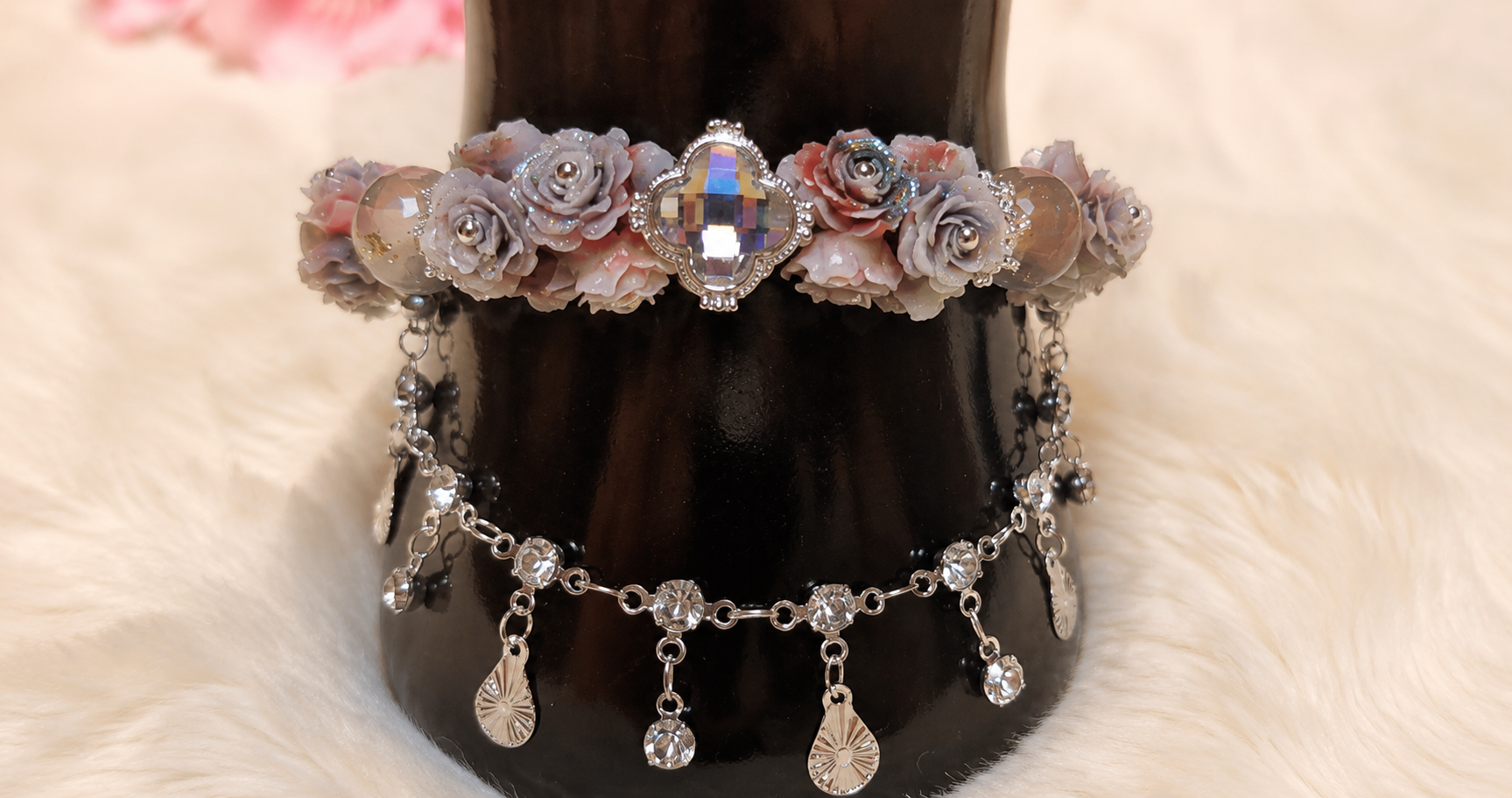 Pulsera de flores con trébol