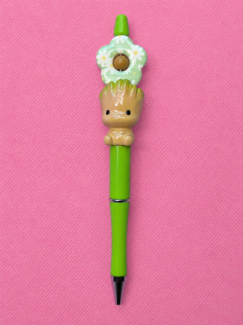 Bolígrafo verde con figura de Groot y flores