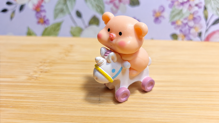 Figura cerdito sobre caballito