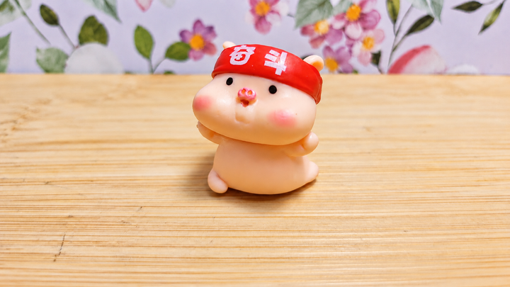 Figura cerdito con cinta roja