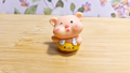 Figura de cerdito con conjunto amarillo
