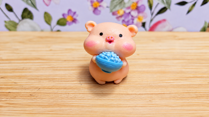Figura cerdito con cuenco azul