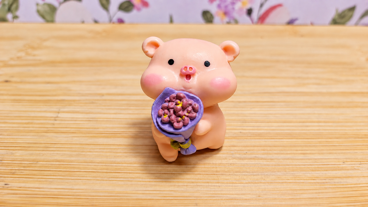 Figura cerdito con un ramo morado