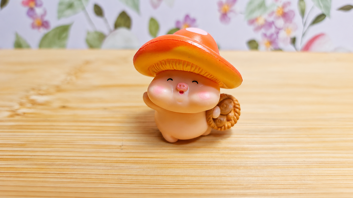 Figura cerdito con sombrero naranja