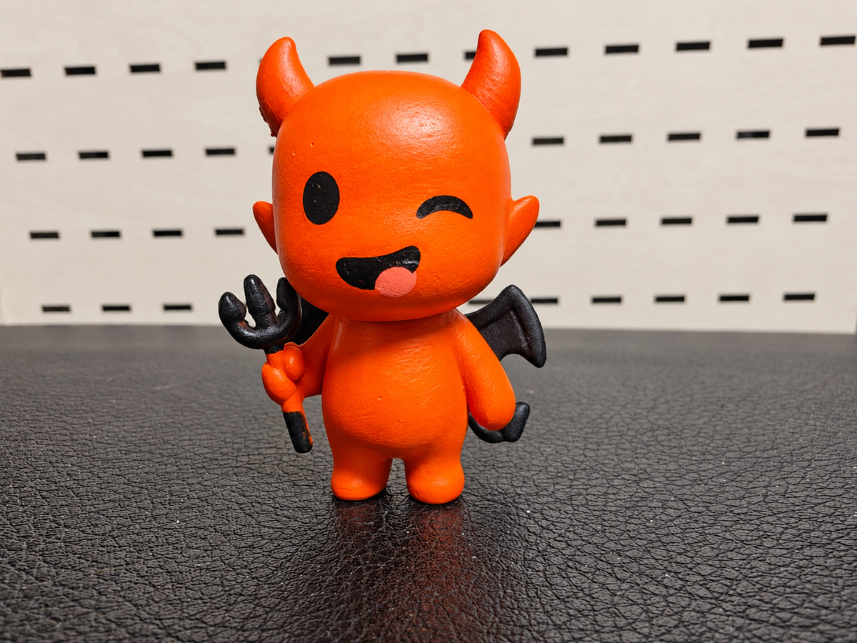 Figura decorativa de diablillo rojo con alas y tridente