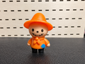 Figura decorativa de espantapájaros con sombrero naranja