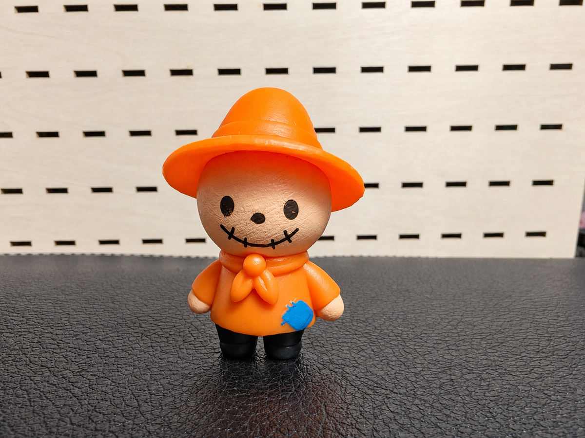 Figura decorativa de espantapájaros con sombrero naranja