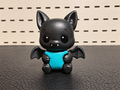 Figura decorativa de murciélago negro con vientre turquesa