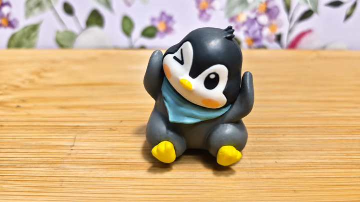 Figura pingüino con bufanda azul