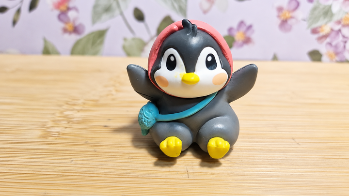 Figura pingüino con capucha roja