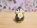 Figura de pingüino con palomitas