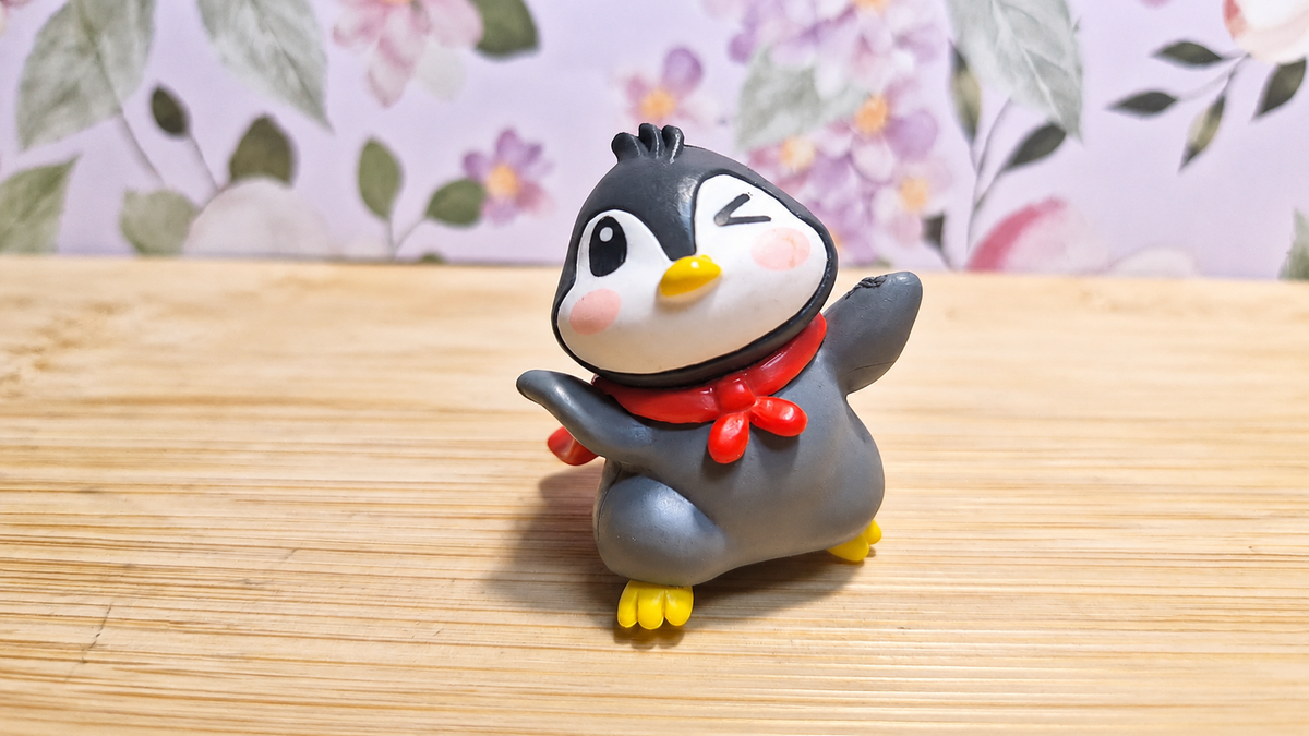 Figura de pingüino con pañuelo rojo