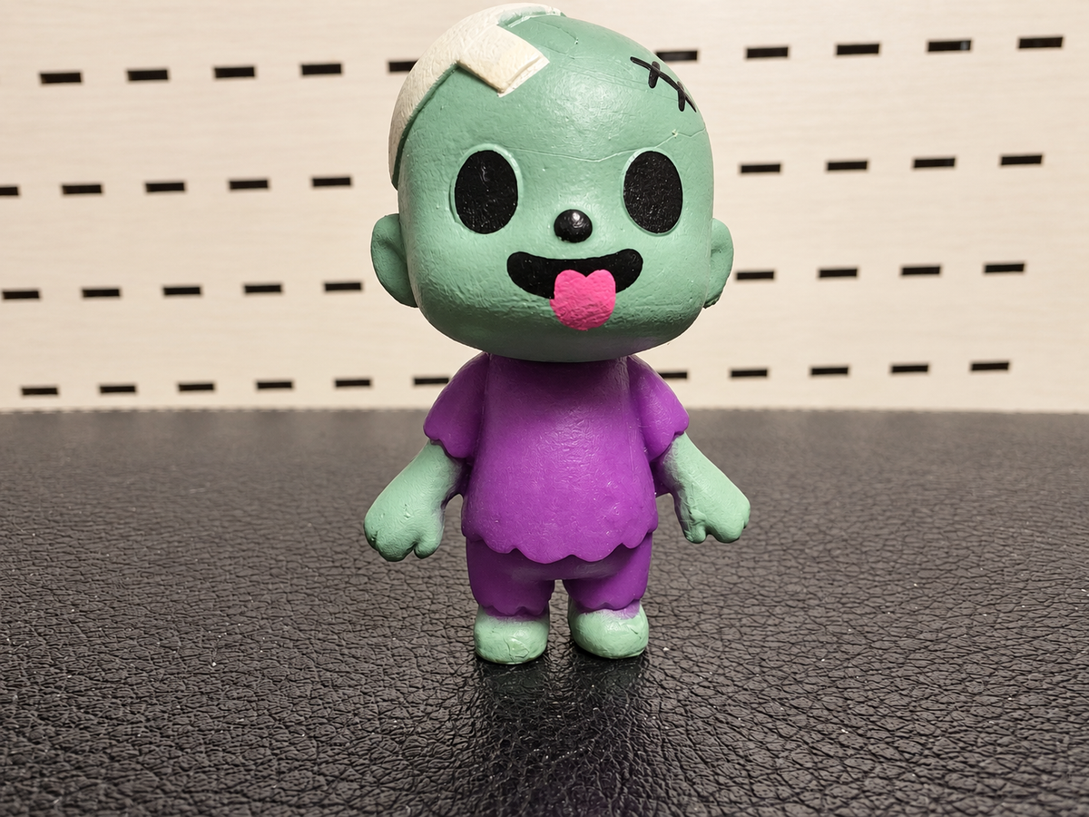 Figura decorativa de zombi verde con ropa morada