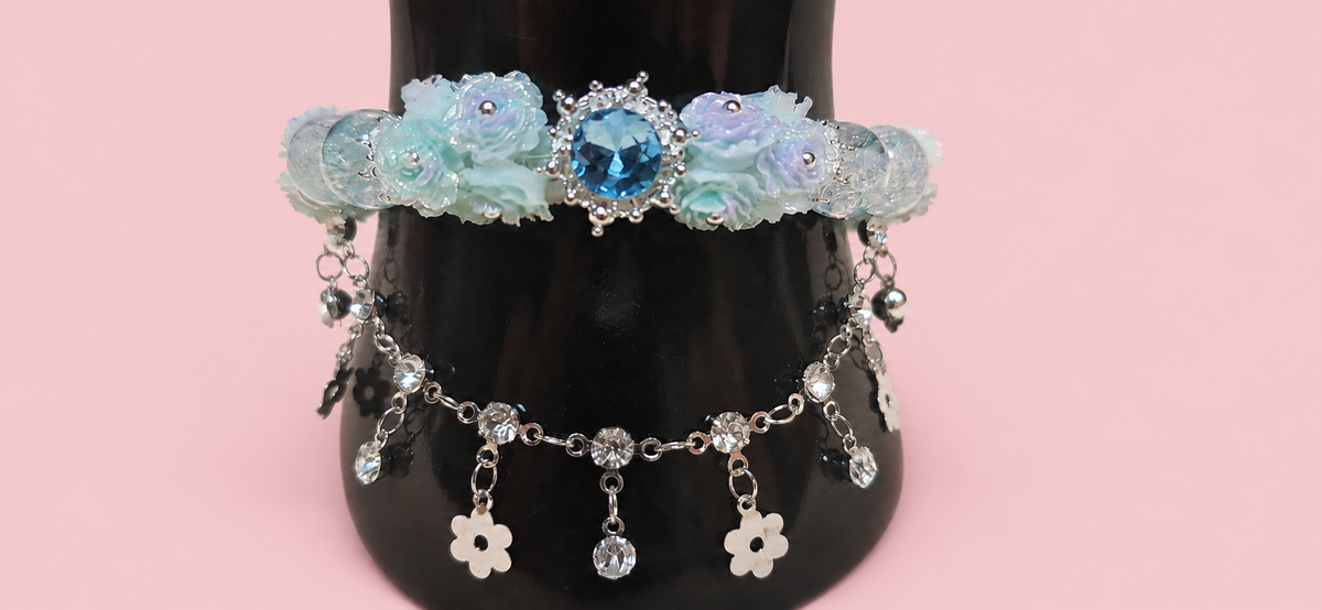 Pulsera de flores azul claro