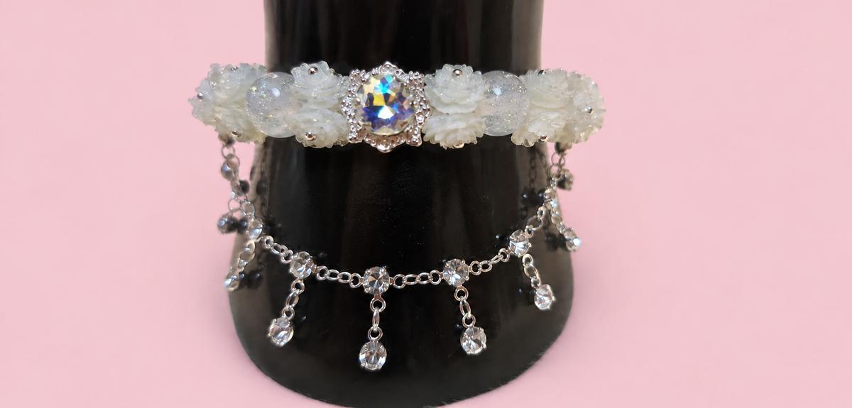Pulsera de flores blanca con círculo