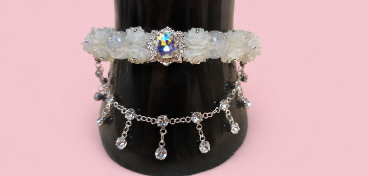 Pulsera de flores blanca con círculo
