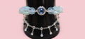 Pulsera de flores con círculo azul claro