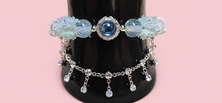 Pulsera de flores con círculo azul claro