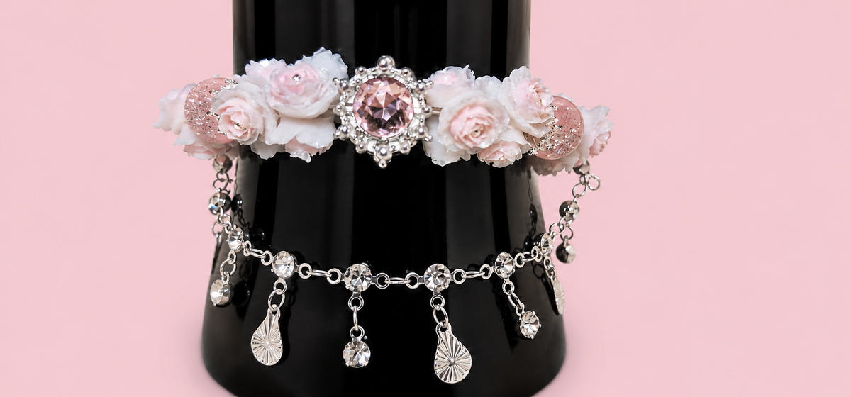 Pulsera de flores con círculo rosa