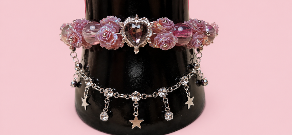 Pulsera de flores con corazón rosa